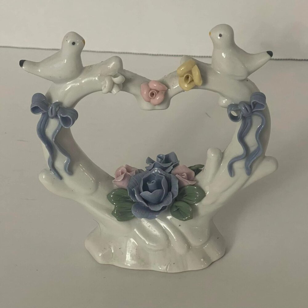 VTG...  PORCELAIN HEART with LOVE DOVES and FLOWER